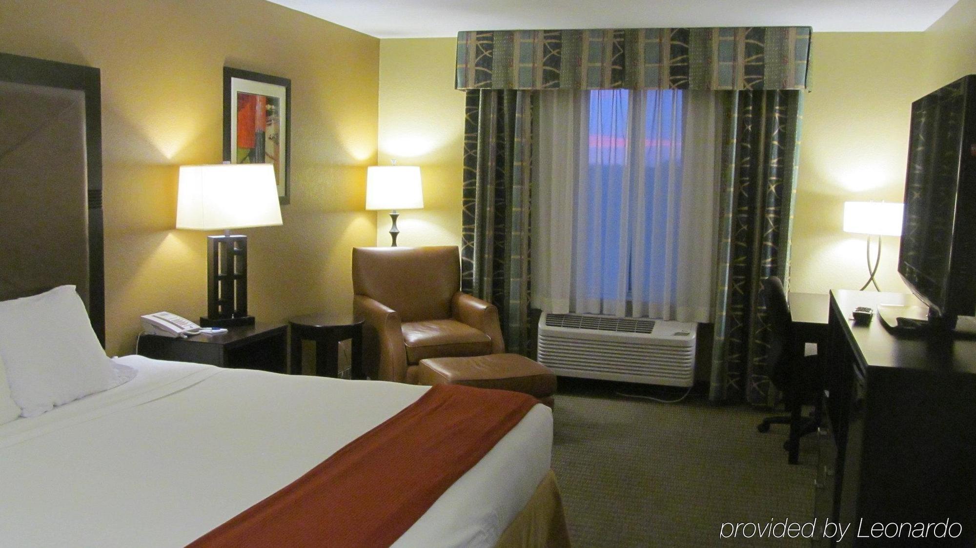Holiday Inn Express Hotel & Suites Lexington By Ihg Habitación foto